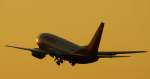 Urlaubsflieger in den Sonnenuntergang